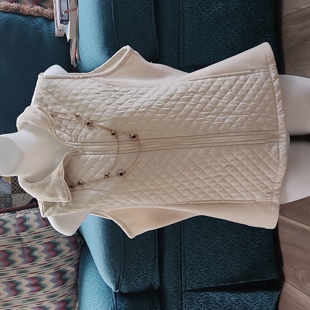 IIZOD brand vest Size Med ans gently used. Very soft.